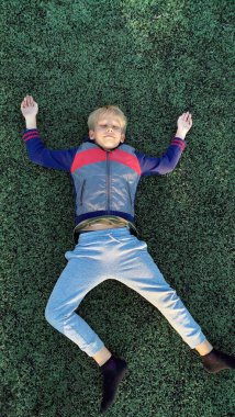 Çocuk futbol oynadıktan sonra dinleniyor.