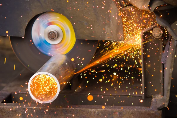 ? utting bir metal boru