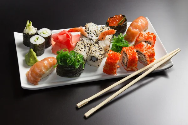 Sushi, rollos y palillos de mariscos japoneses — Foto de Stock