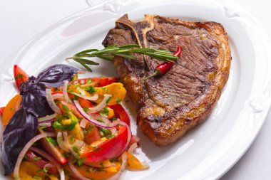 sebzeler, kırmızı biber ve biberiye ile et