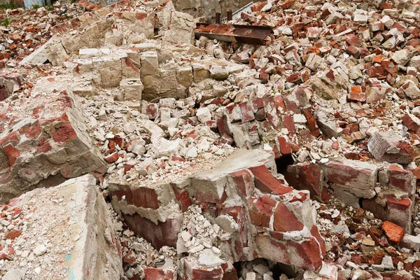 Eski kırık kırmızı tuğla yığını