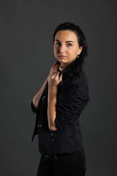 genç esmer karanlık giyim