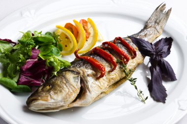 Fırında balık ile tabak.