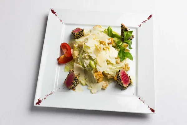 Susam, ton balıklı salata