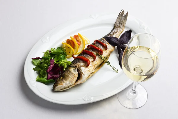 Fırında Balık ve şarap çanağı