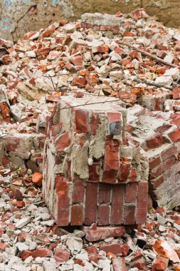 Eski kırık kırmızı tuğla yığını