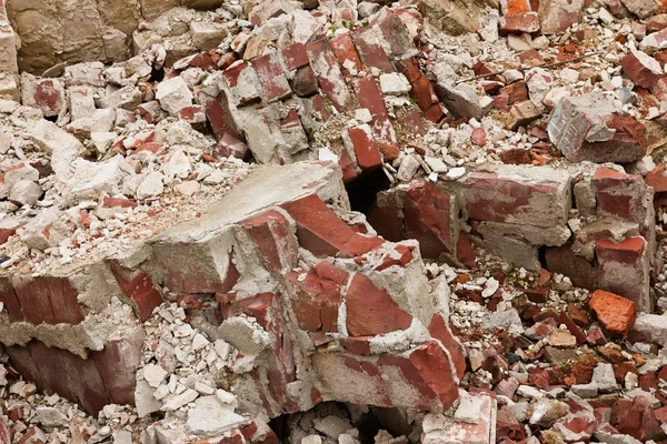 A pile of old broken red bricks — Stock Photo, Image