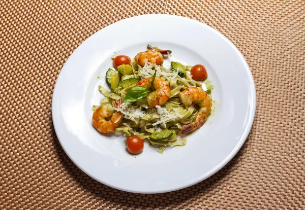 Paste with shrimps and vegetables — Stock Photo, Image