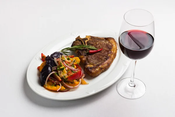 kızarmış et ve kırmızı şarap