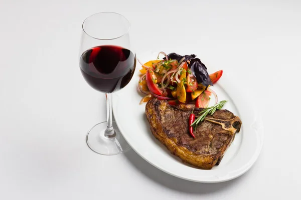 kızarmış et ve kırmızı şarap