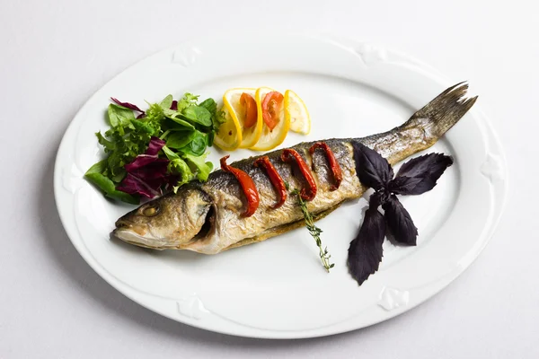 Fırında balık ile tabak.