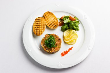 Balık çiğ sebze ve kraker