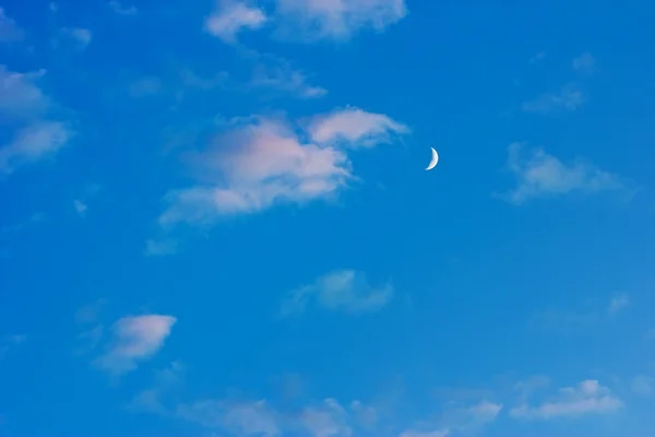 Ciel avec lune et nuages — Photo