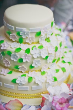 krem çiçekli pasta