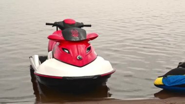 Su motoru ve insanları çekmek için şişme daire. Surgut, Rusya - 26 Ağustos 2021