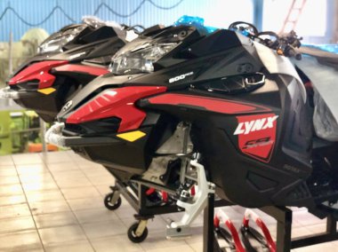 Kar arabası sırada. Giriş bölümündeki kış maceraları. Surgut, Rusya - 24 Ekim 2021.