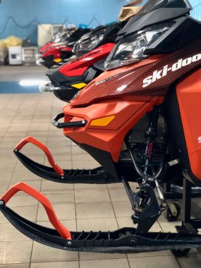 Kar arabası sırada. Giriş bölümündeki kış maceraları. Surgut, Rusya - 24 Ekim 2021.