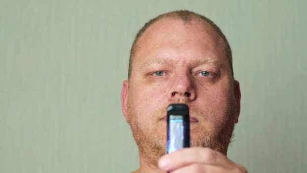 Een Man Rookt Een Elektronische Sigaret — Stockvideo