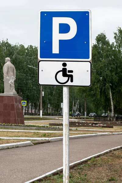 Señal Tráfico Estacionamiento Para Personas Con Discapacidad Encuentra Ciudad — Foto de Stock