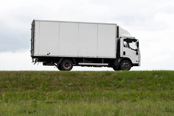 Truck Rijdt Langs Weg Het Gras Beneden Lucht Boven Zijaanzicht Stockfoto