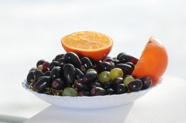 Turuncu iki bölümden yalanlar üzümleri kesti.