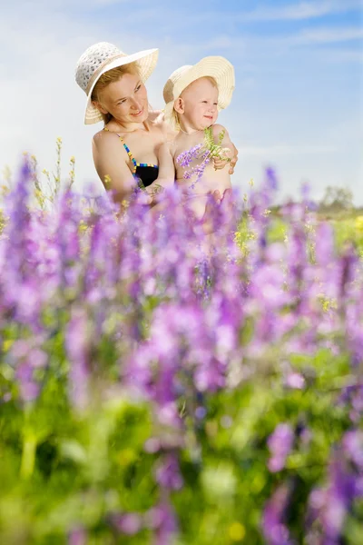 Maminka a dcera s květinami — Stock fotografie