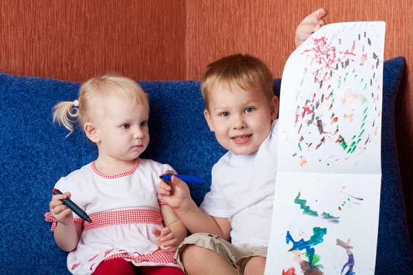 Dos niños mostrando pintura —  Fotos de Stock