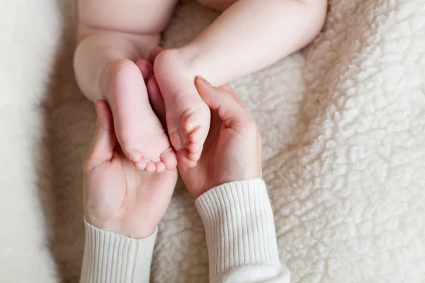 Piedi in mani di mamma — Foto Stock