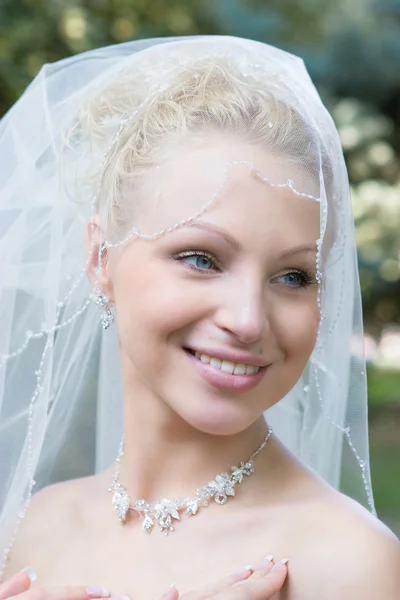 Een lachende blond gelukkige bruid — Stockfoto