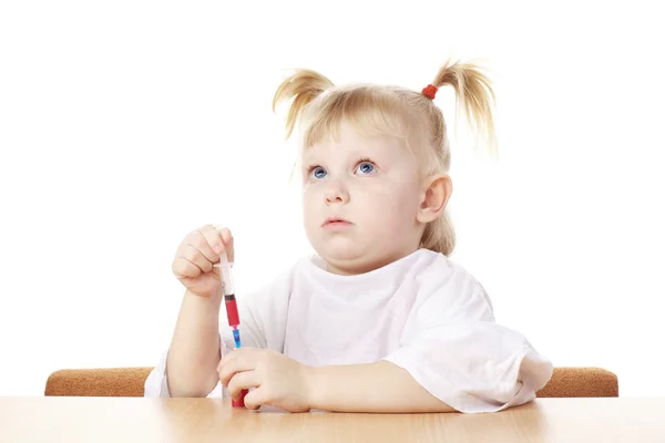 Bambino che gioca con una siringa — Foto Stock