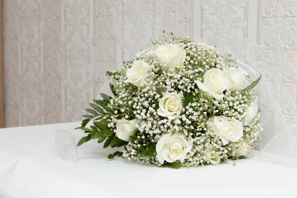 Ramo de rosas blancas sobre una mesa — Foto de Stock