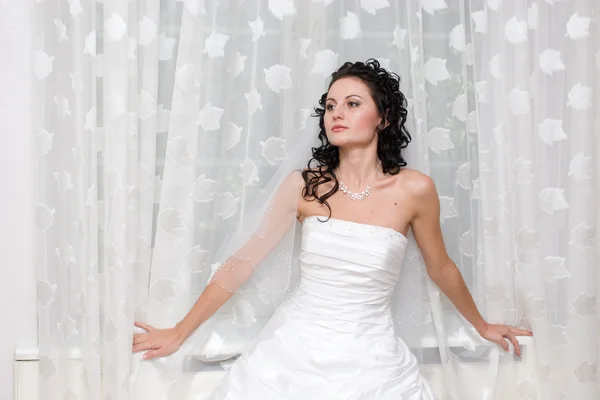 Una bella sposa vicino alla finestra — Foto Stock