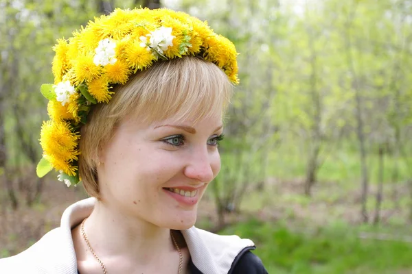 Flores da primavera como uma decoração da menina — Fotografia de Stock