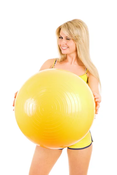 Подмигивающая девушка с мячом для фитнеса — стоковое фото