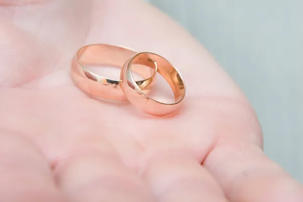 Dois anéis de casamento na palma da mão — Fotografia de Stock