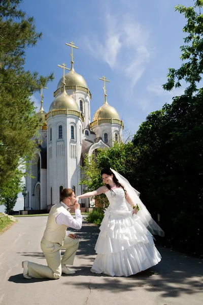 Hand van de bruid kussen — Stockfoto
