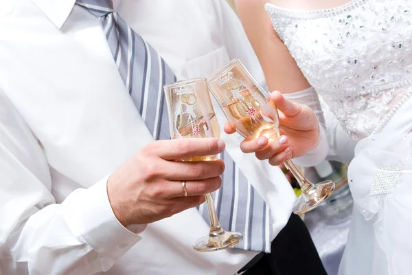 Newly-married couple with glasses — Stock Photo, Image