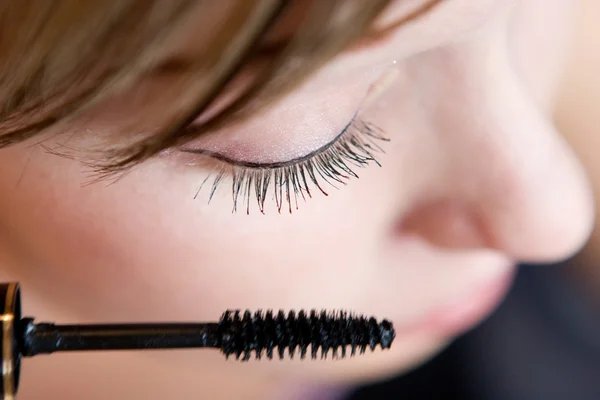 Mujer maquillaje de la mañana — Foto de Stock