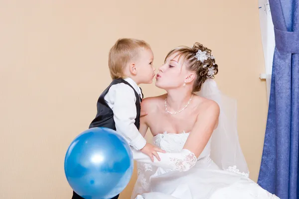 Una sposa bacia il suo fratellino — Foto Stock