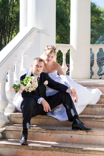 Newly married couple outdoors — Stock Photo, Image