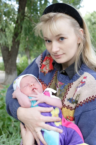 A young mother with a newborn child — Stock Photo, Image