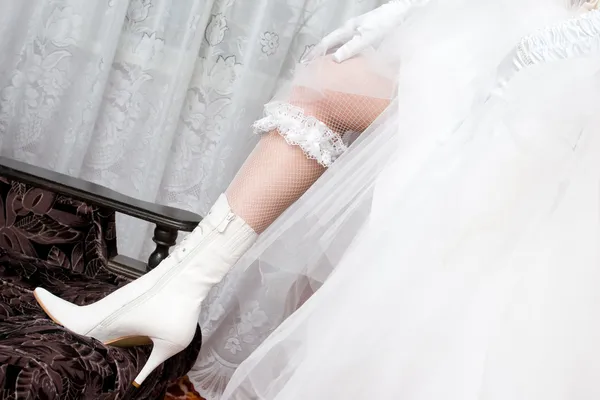 A sexy leg of the bride in a white boot — Stock Photo, Image