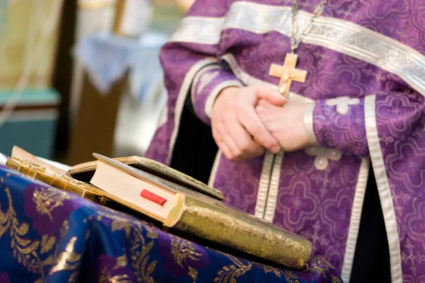 Gekreuzte Hände des betenden Priesters — Stockfoto