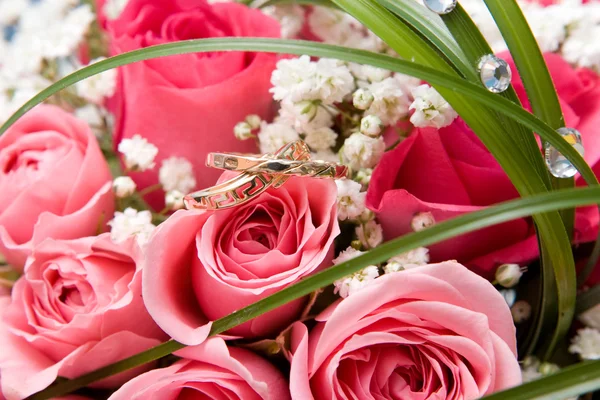 Anillos de oro y ramo de rosas —  Fotos de Stock