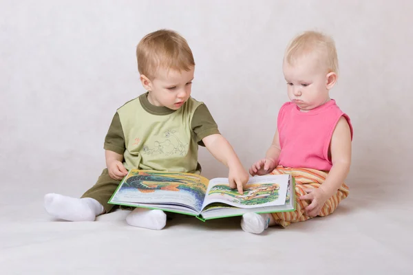Niños leen el libro — Foto de Stock