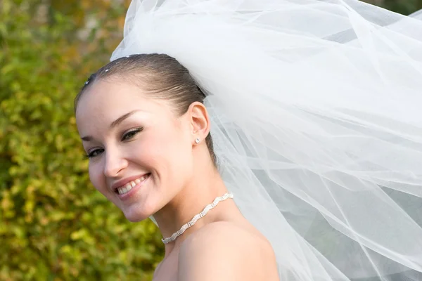 Braut mit fliegendem Schleier — Stockfoto