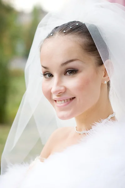 La bella sposa in un mantello di pelo — Foto Stock