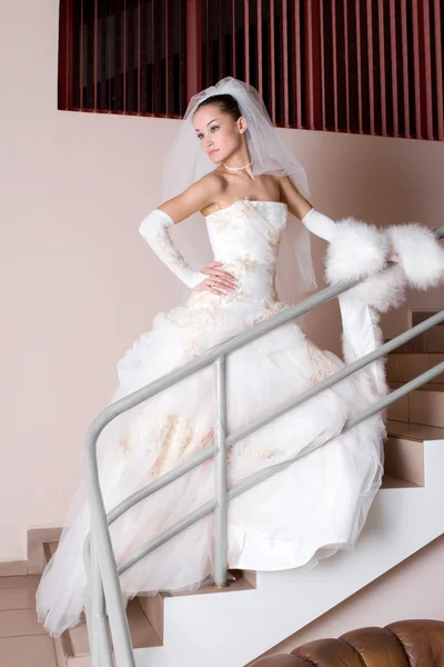 Ernsthafte Braut auf der Treppe — Stockfoto