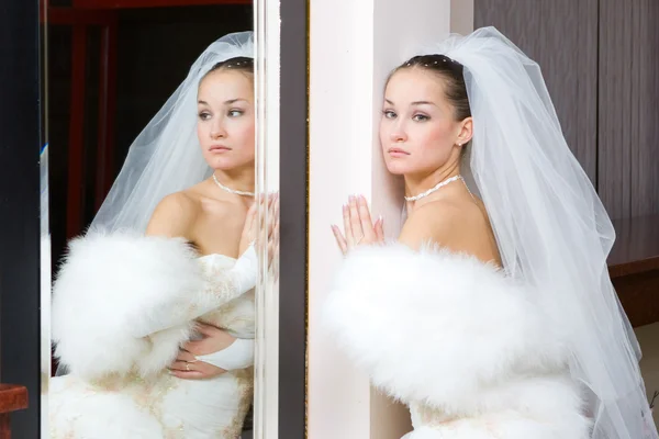 在镜子里的新娘 — 图库照片