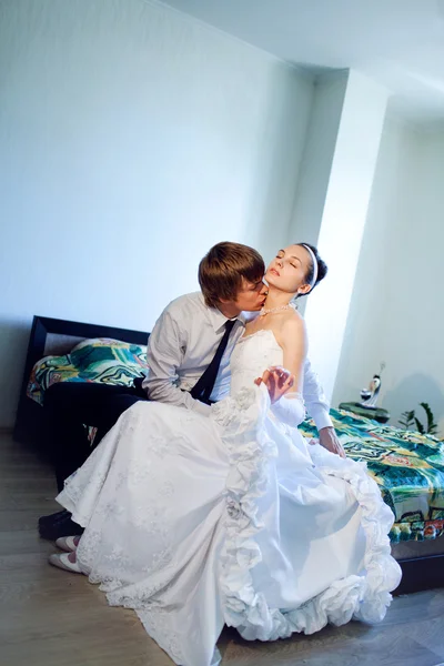 Kiss on the bed — Stock Photo, Image